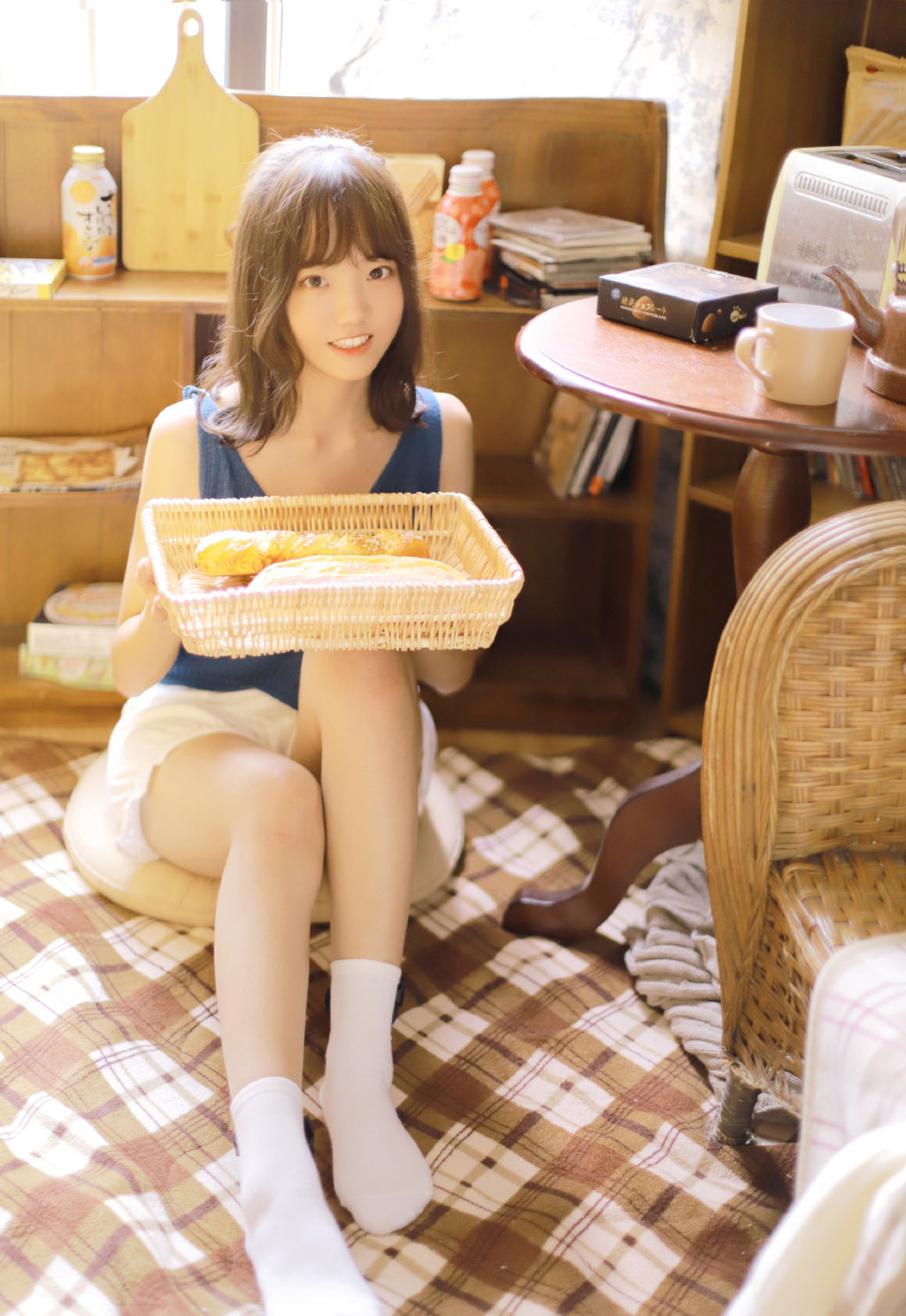 文艺美少女吊带长腿白丝袜美腿写